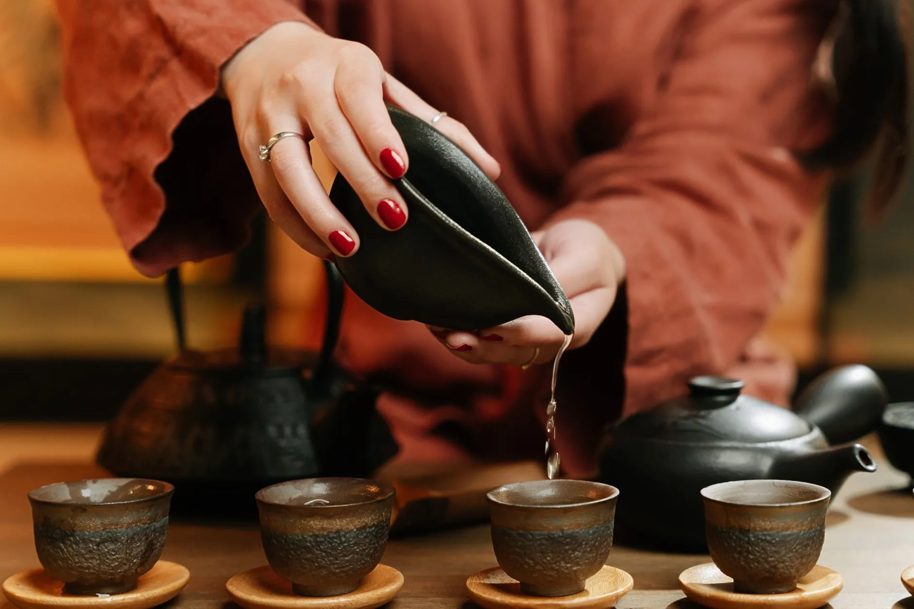 矿棉板与硅钙板性能对比：吊顶材料选型实用指南
