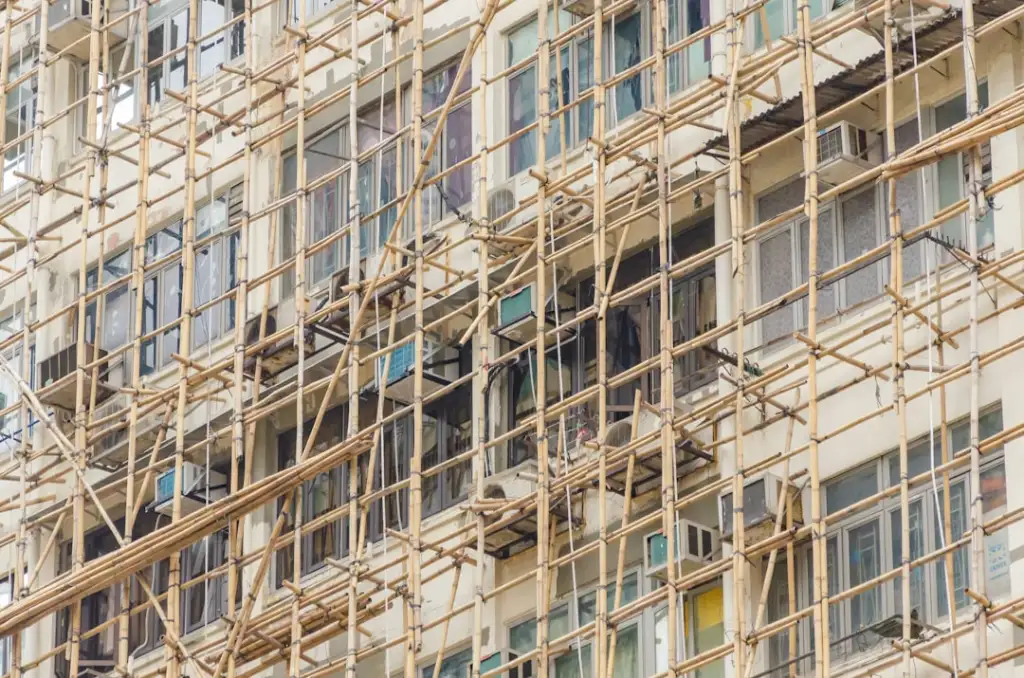 矿棉板与硅钙板在办公吊顶场景下的性能对比及应用建议
